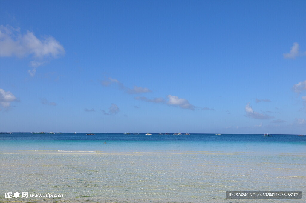 碧海蓝天的美丽海滨风光