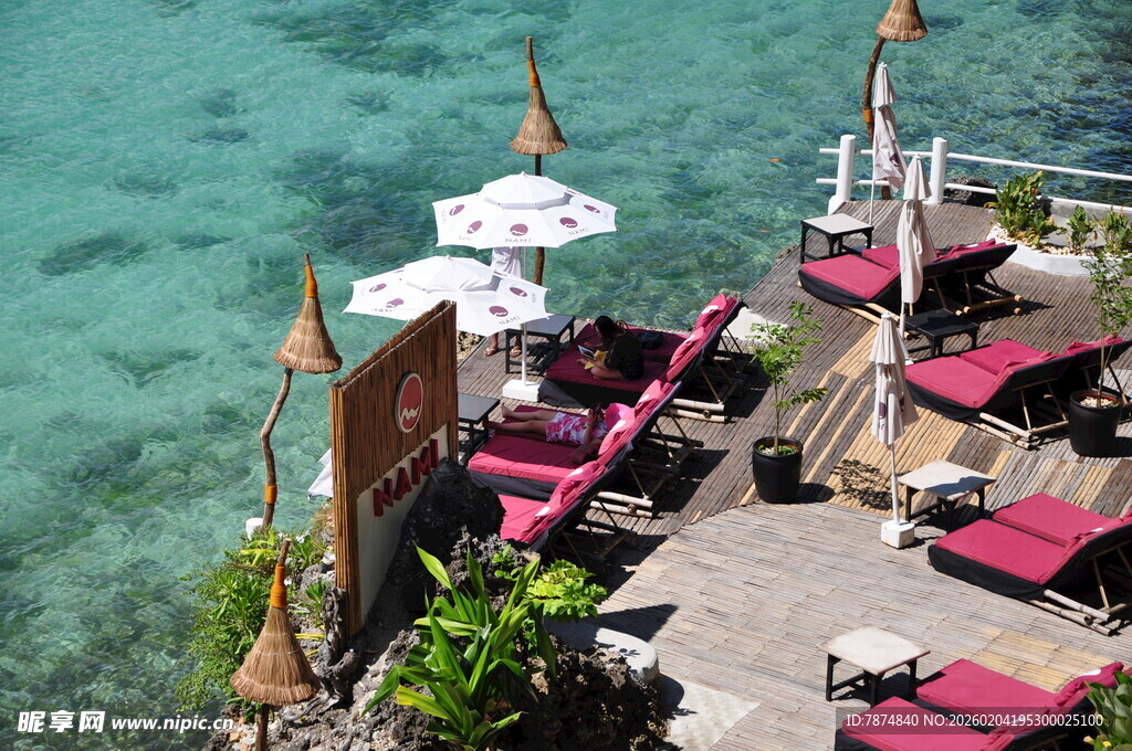 海边露台休闲躺椅景观