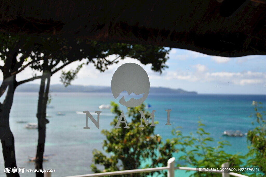 海边树下的美丽景致