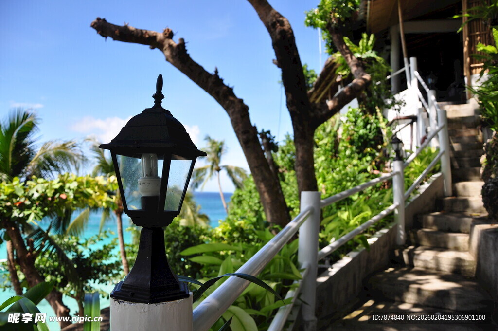 海边步道的浪漫景致