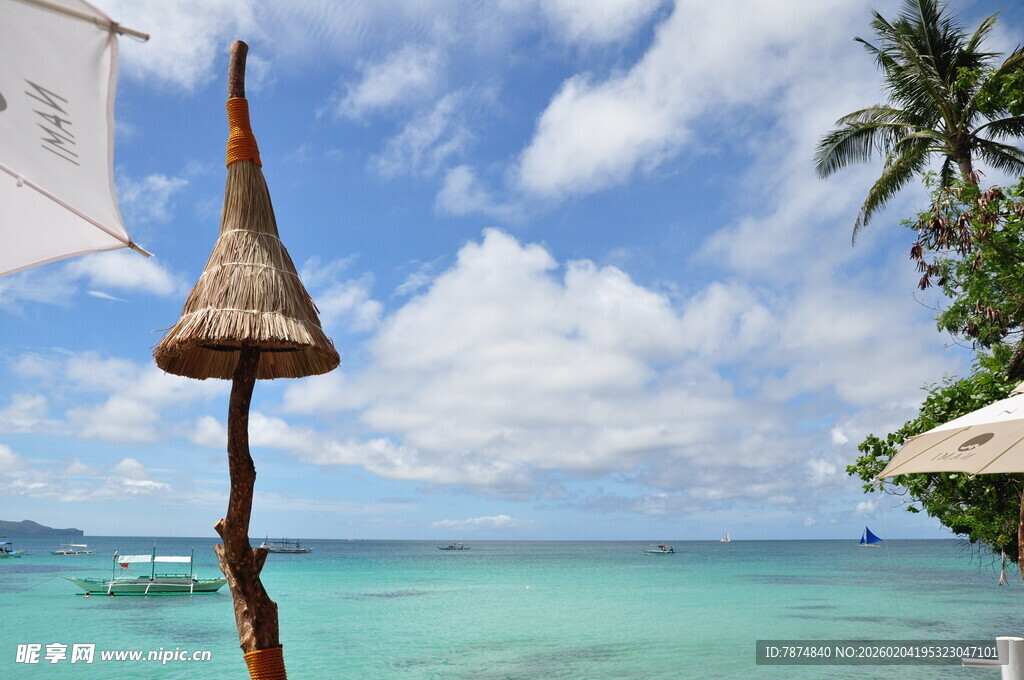 热带海滨美景 遮阳伞与海