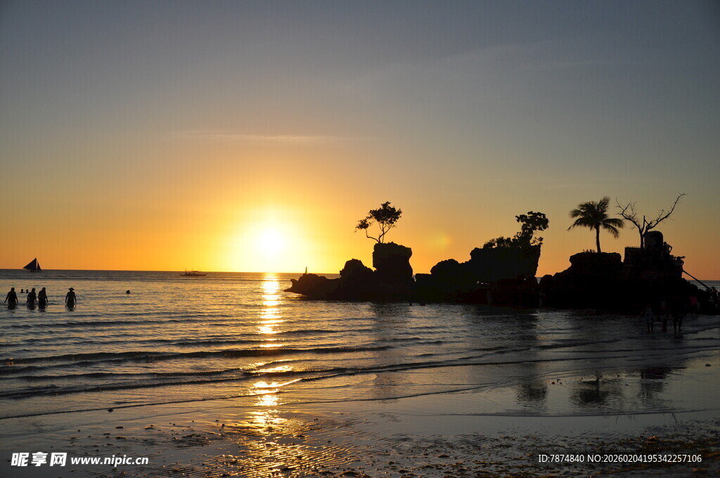 夕阳下的美丽海滩风光
