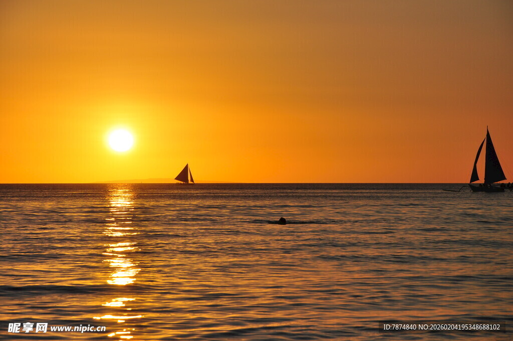 海上日落时的帆船美景