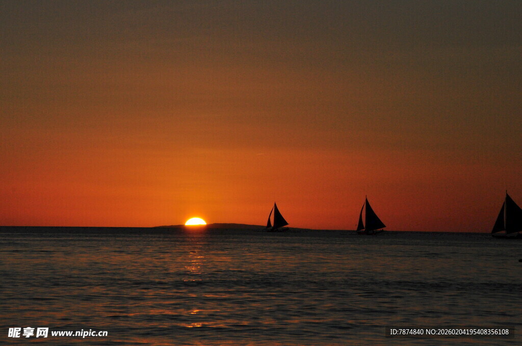 海上日落时的帆船美景
