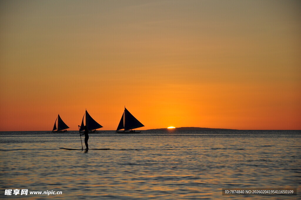 海上夕阳下的帆船美景