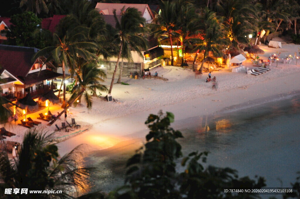 夜晚沙滩度假美景