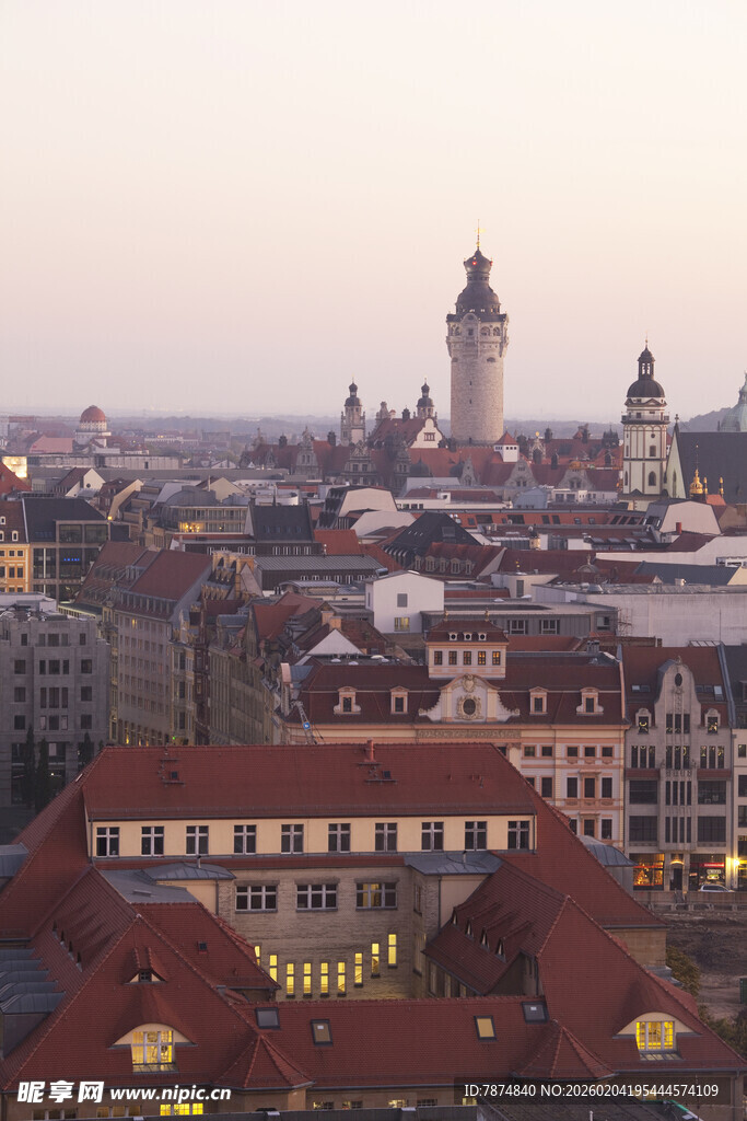 城市天际线中的古建筑风貌
