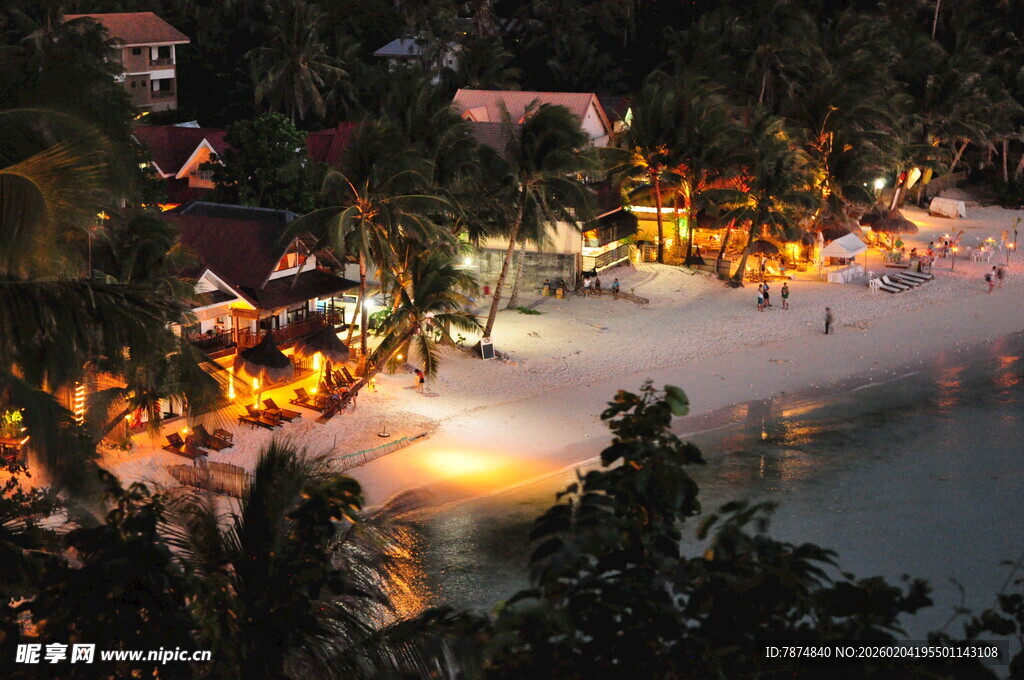 湖畔夜景 灯火与水雾交织