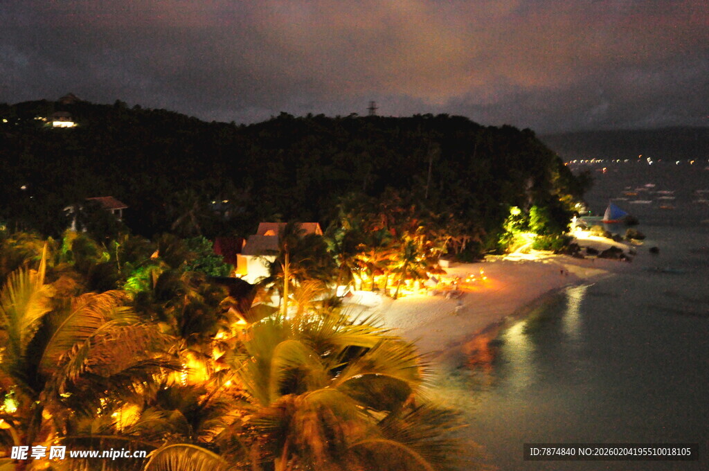 海滨夜景 璀璨灯火映沙滩