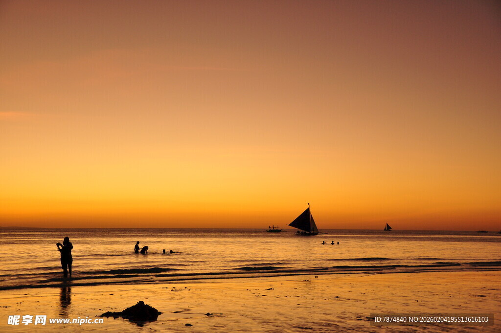 夕阳下的海边浪漫景致