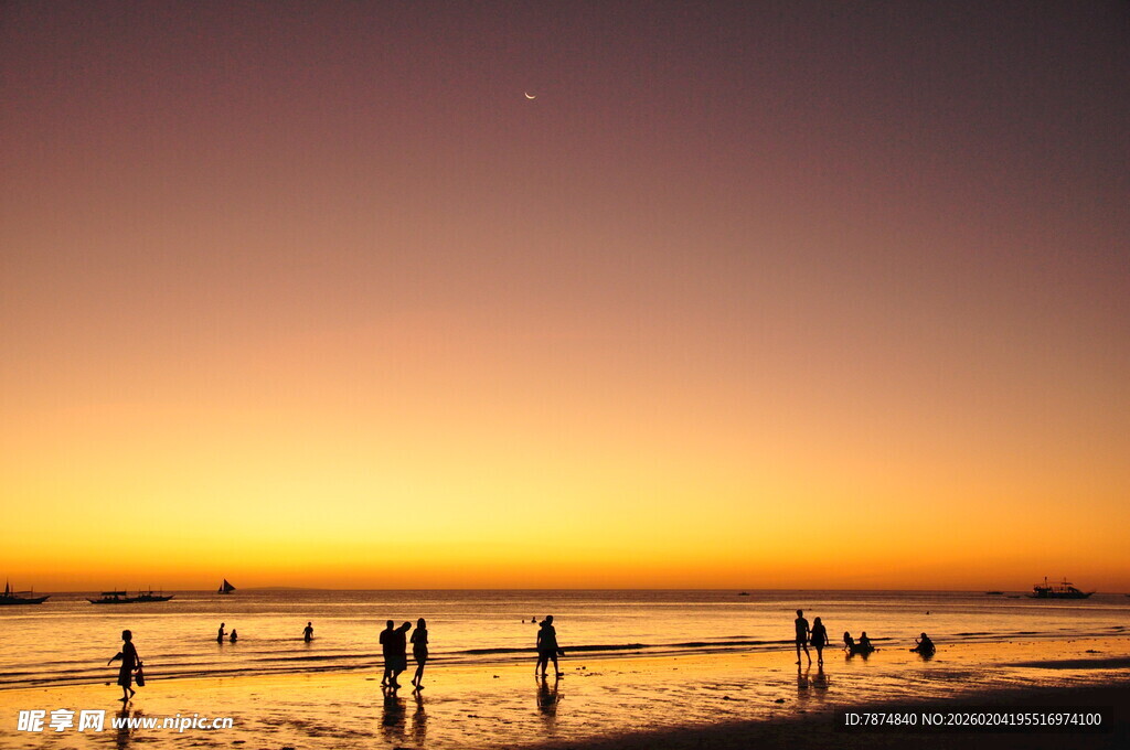 海边日落时的人群剪影