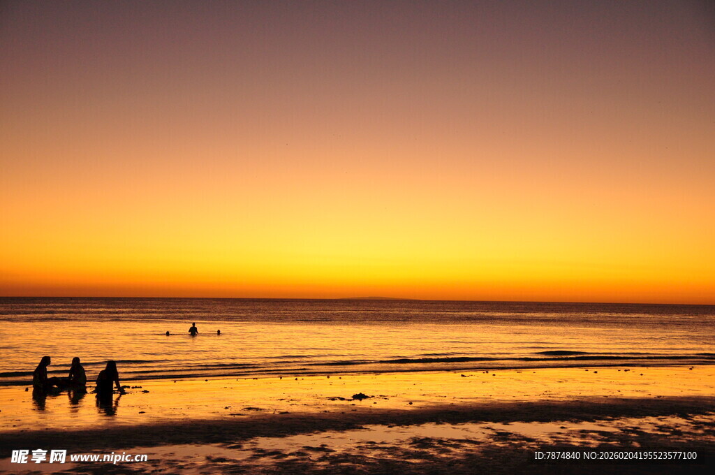 夕阳下的海边漫步场景