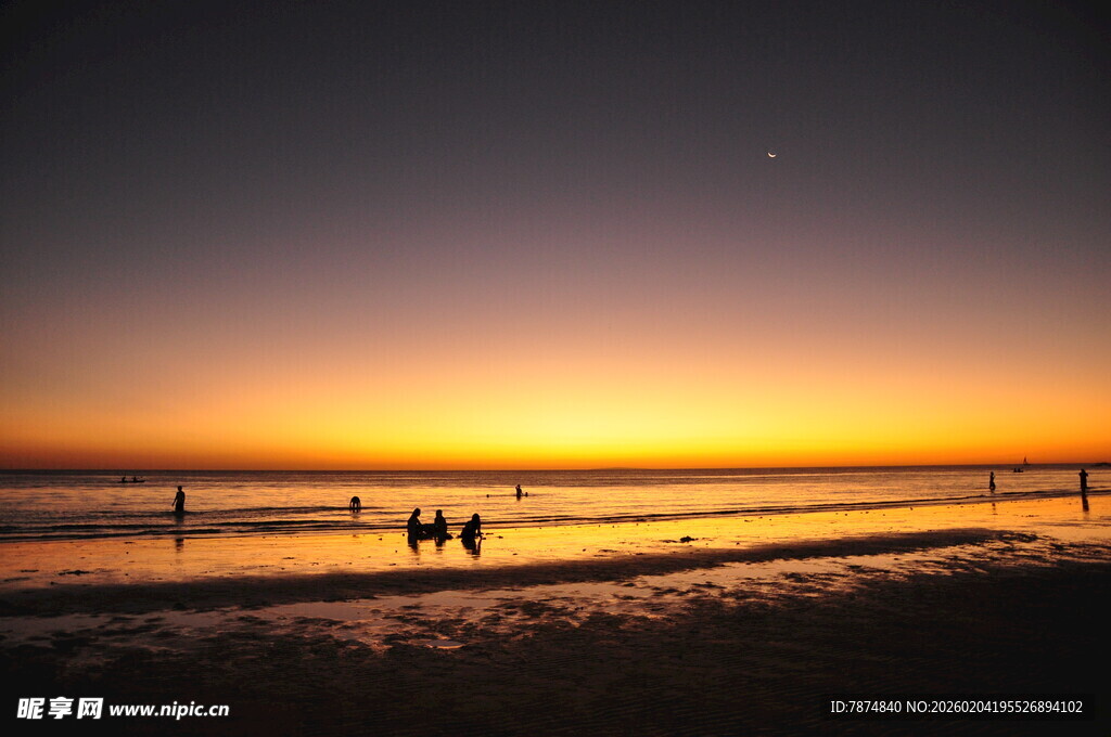 夕阳下的海边漫步身影