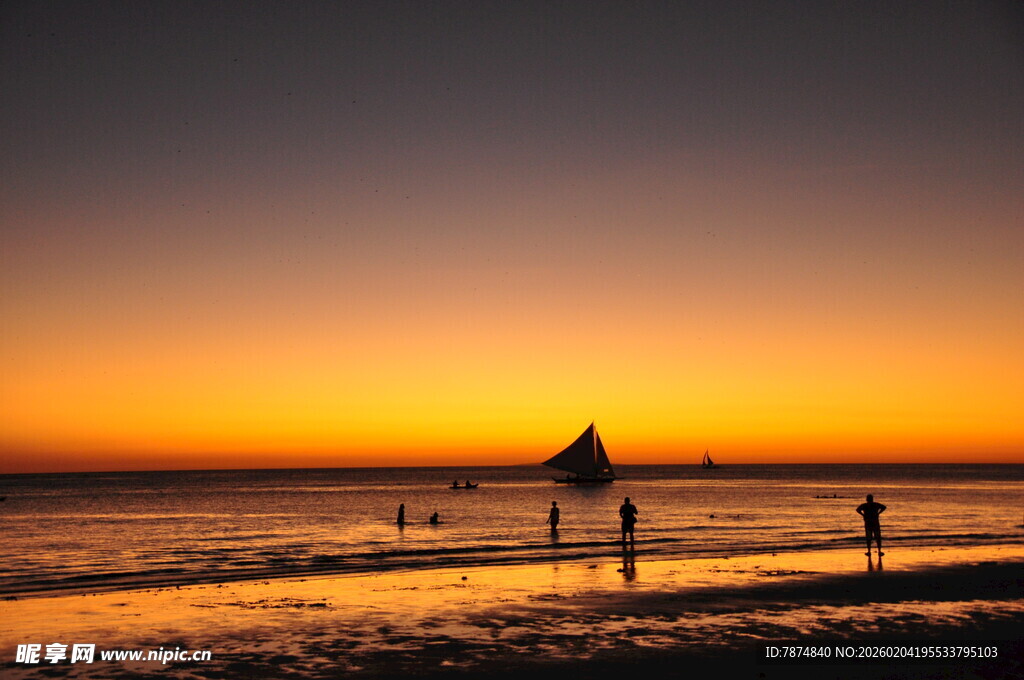 海边日落时的静谧景致
