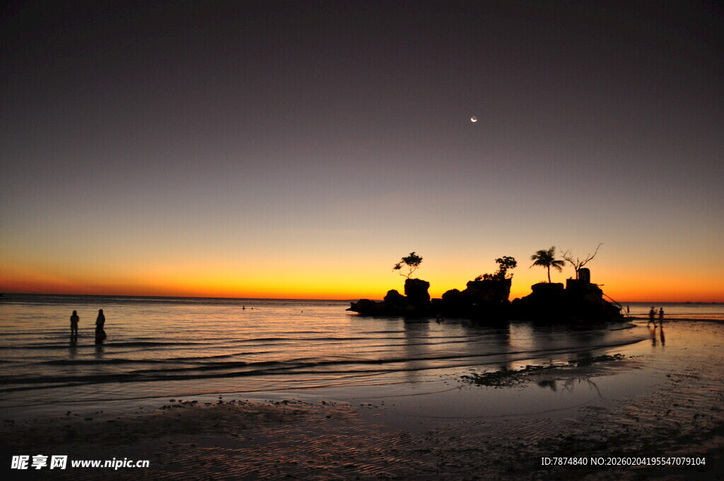 海边日落时的静谧景象