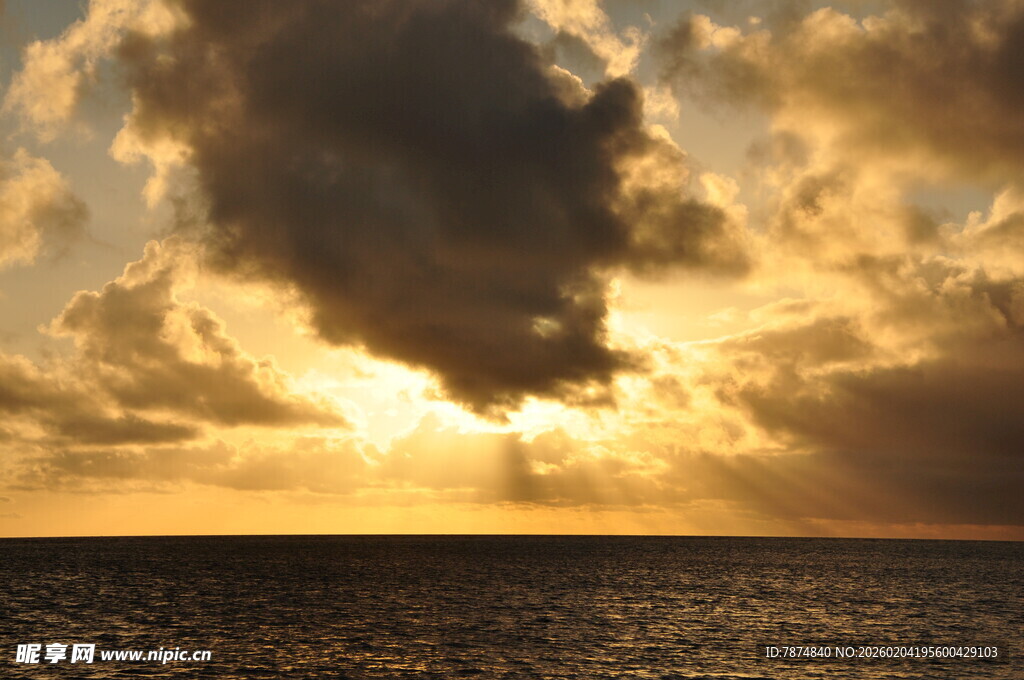 海上壮丽日落 云霞满天