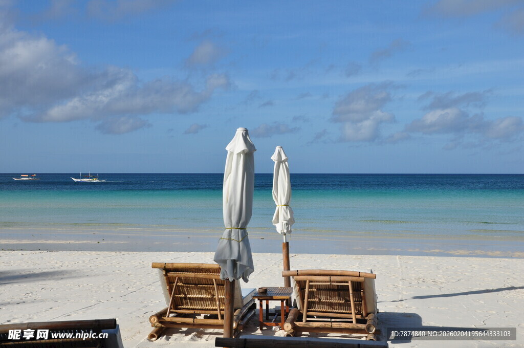 海滨沙滩休闲桌椅美景