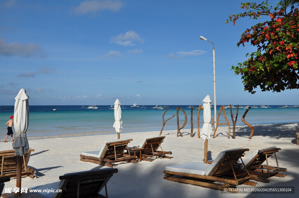 海滨休闲躺椅与美丽海景