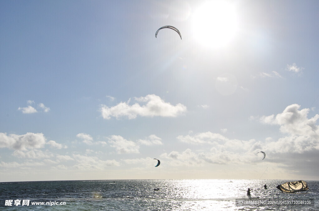 海上风筝冲浪者的精彩瞬间