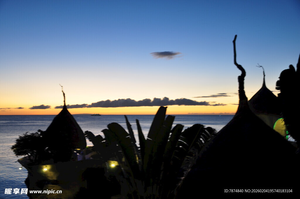 黄昏下的尖顶建筑与海景