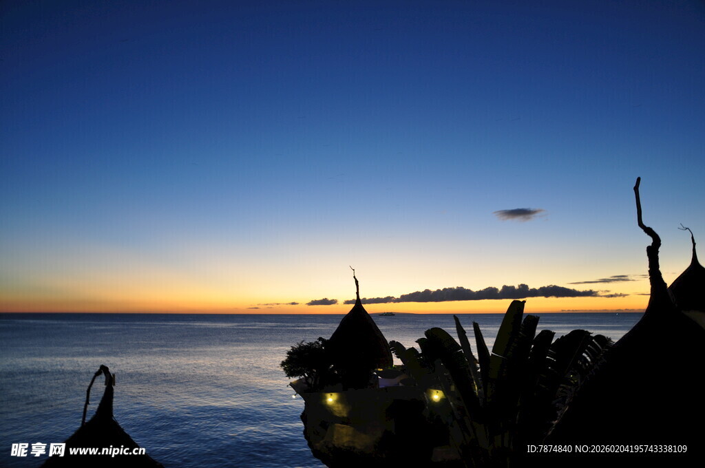 海边黄昏下的建筑剪影