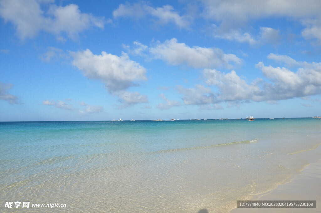 美丽海滨沙滩与蓝天白云