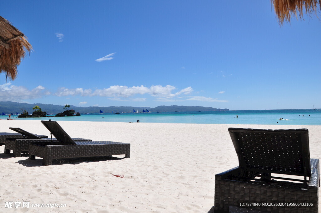 海滨沙滩休闲躺椅美景