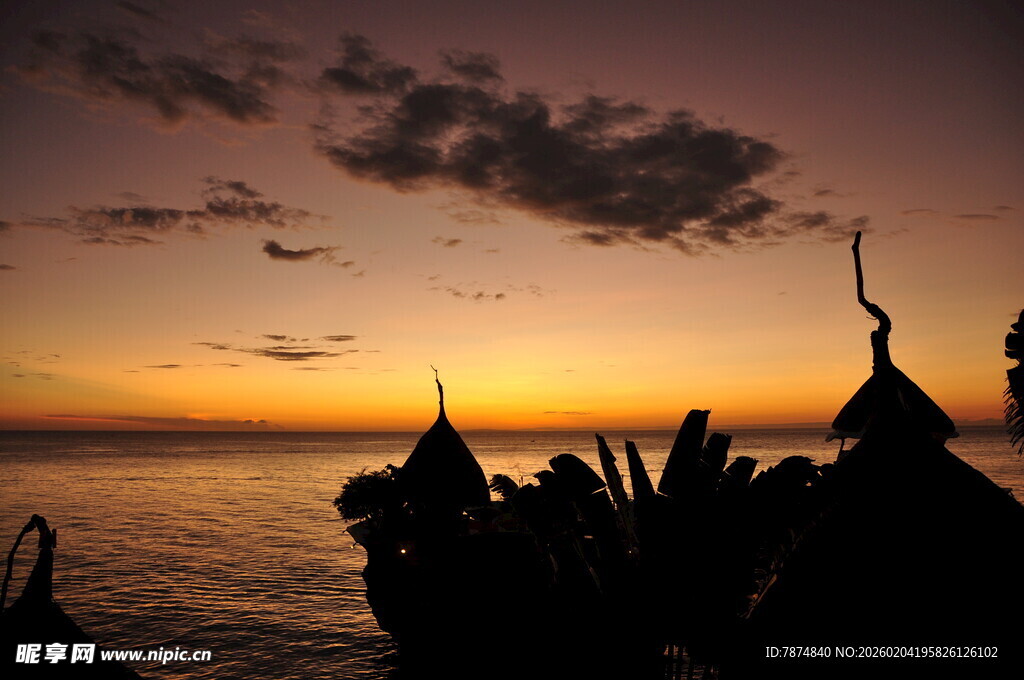 海边日落时的独特建筑景观