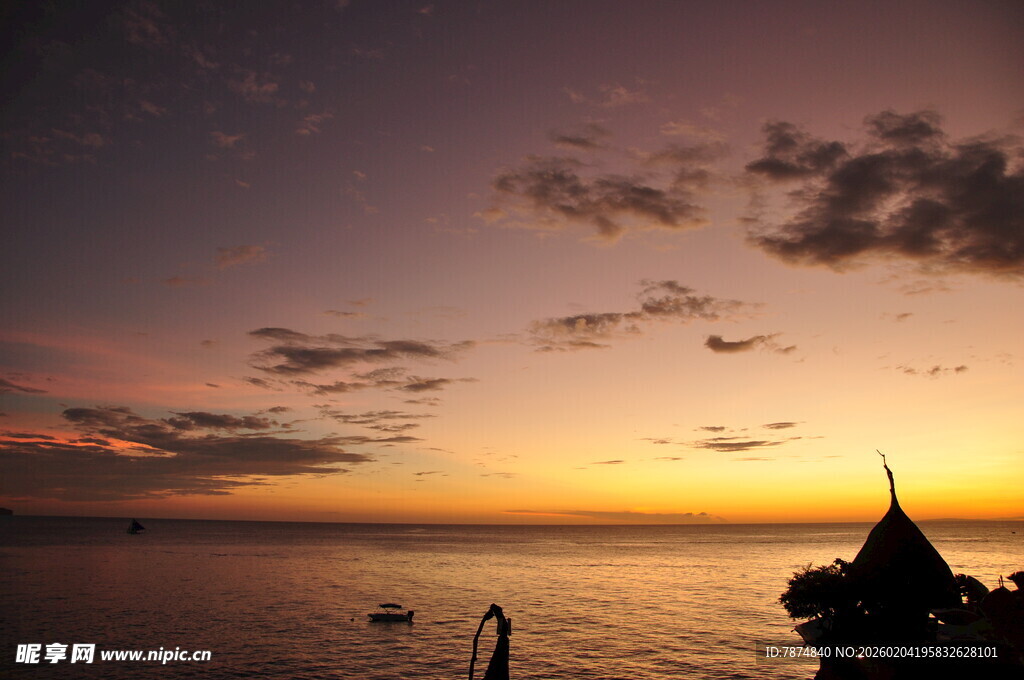 海边日落时的独特建筑景观
