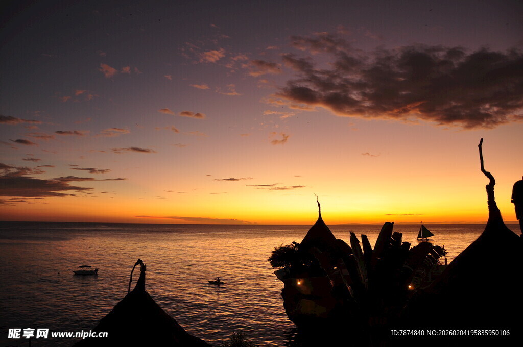 海边日落时的船只剪影