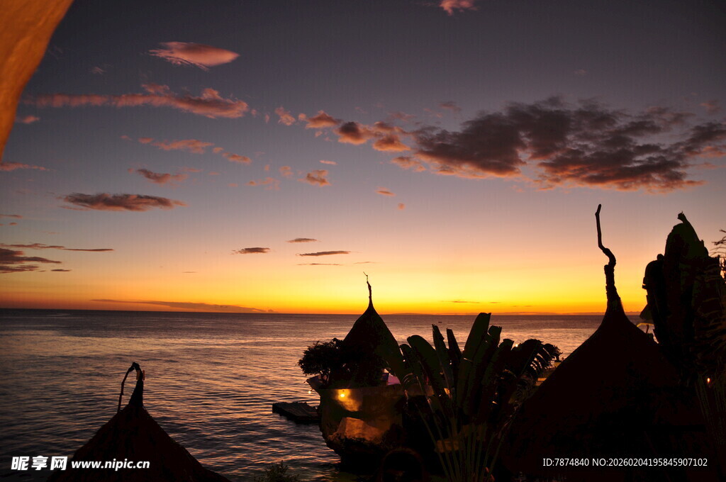 海边日落时的独特建筑景观