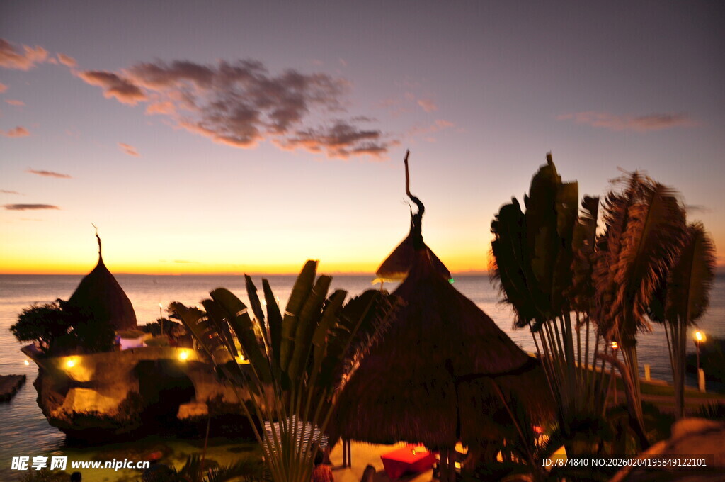 黄昏下的热带风情度假村