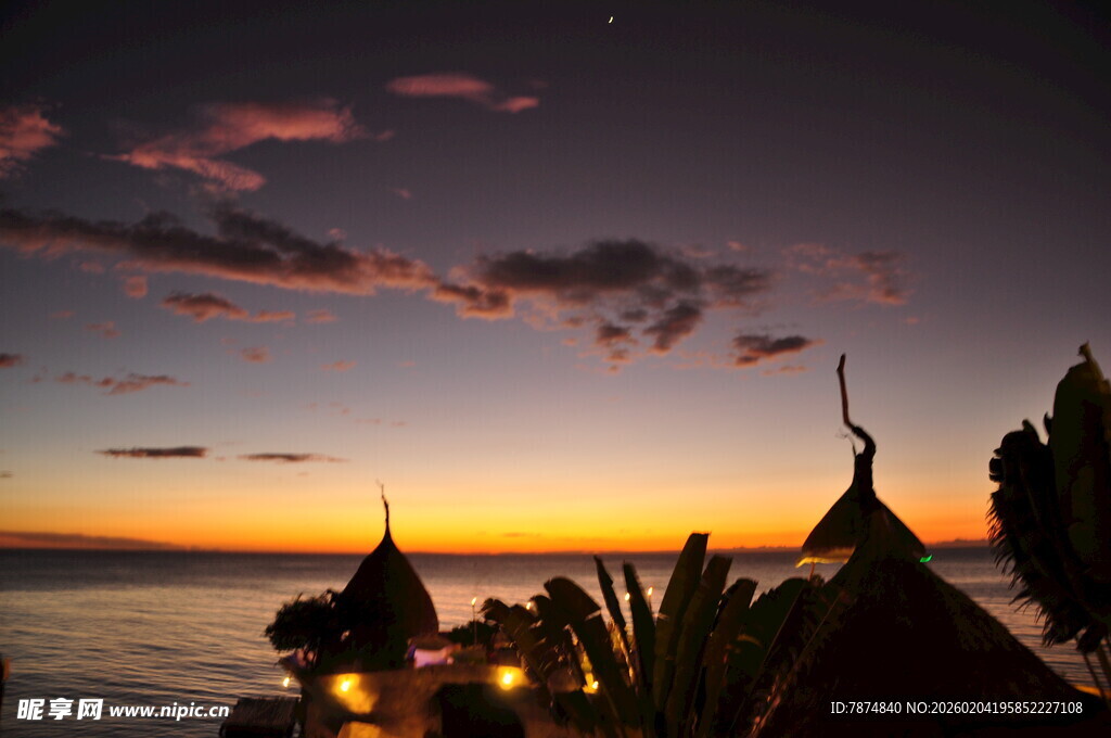 海边日落时的梦幻建筑景观