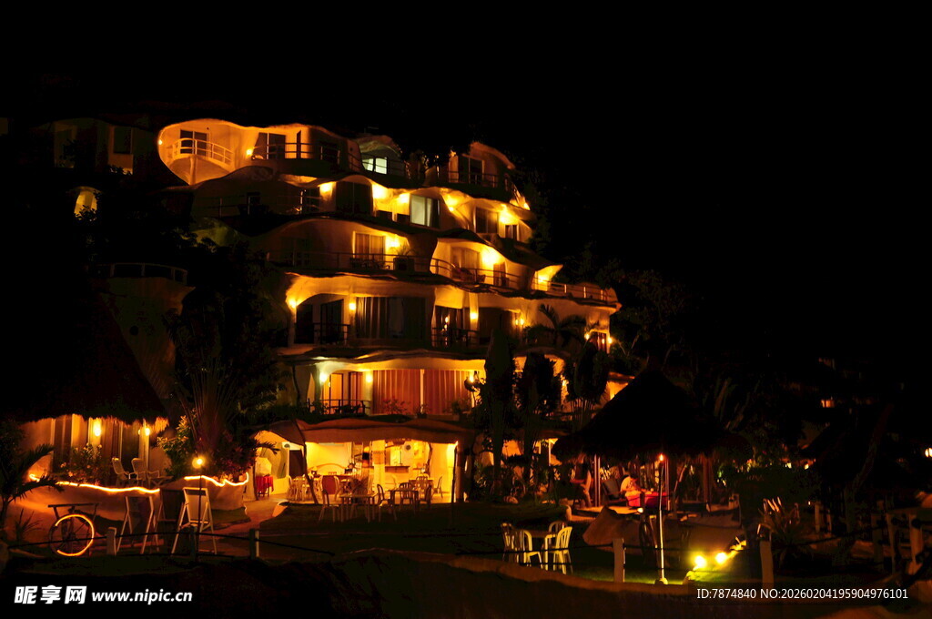 夜晚灯火璀璨的山间建筑