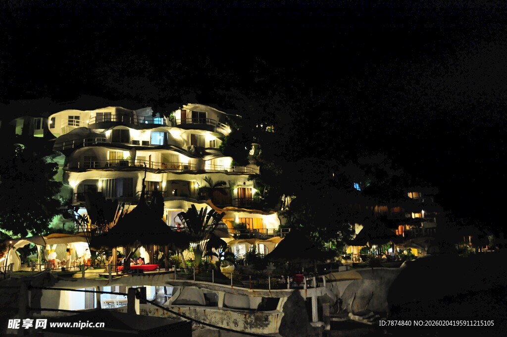 山间夜景民宿灯火璀璨