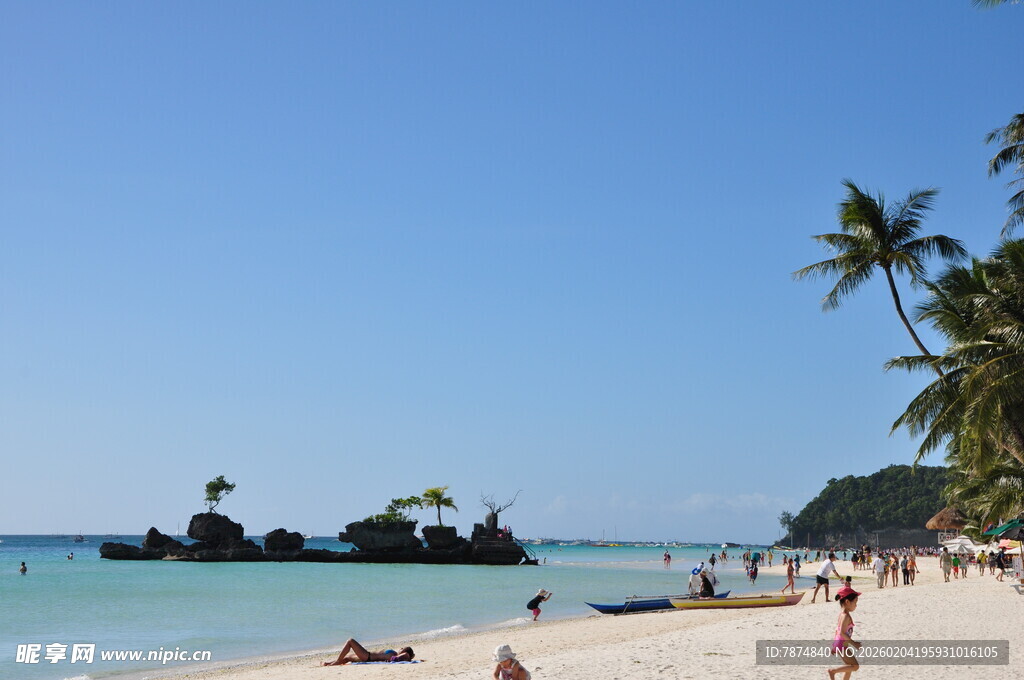 美丽海滩上的休闲度假场景