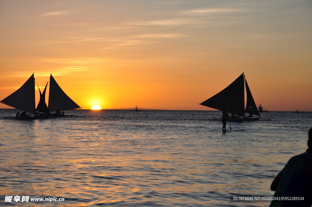 海上日落时的帆船景象