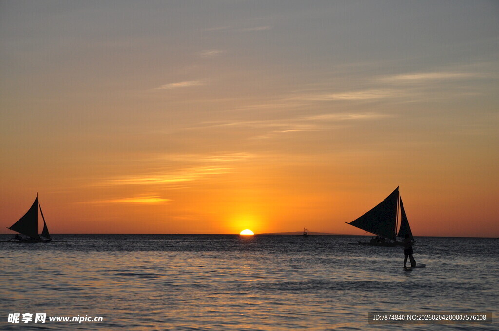 海上日落时的帆船美景