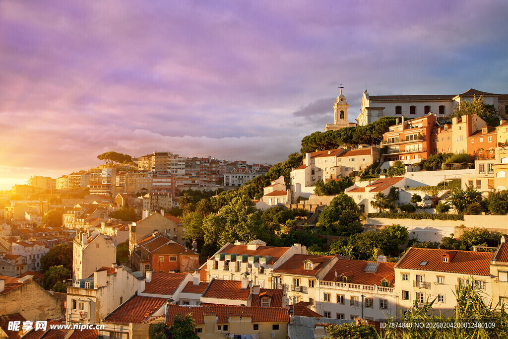 夕阳下的美丽山城小镇