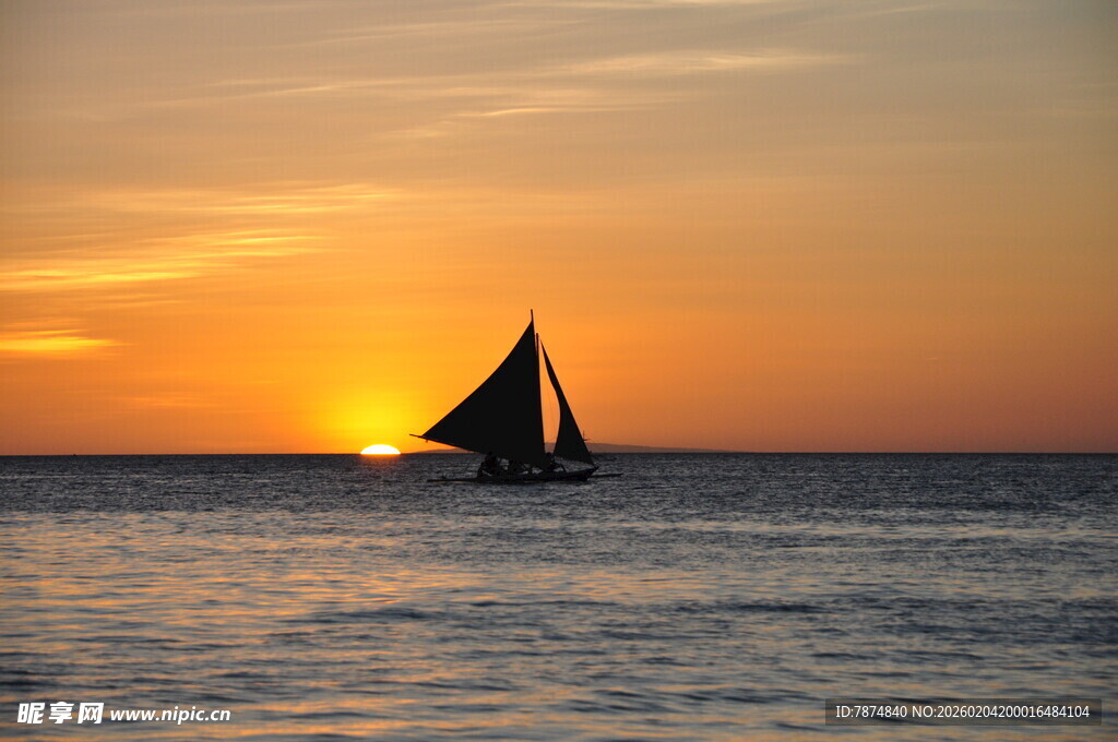 海上夕阳下的帆船