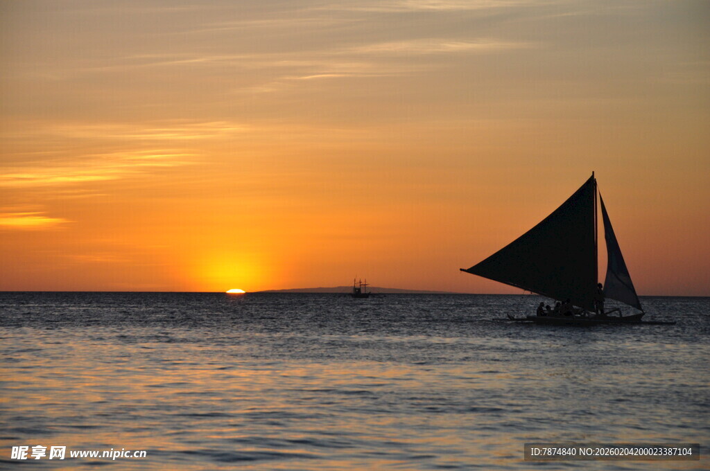 海上落日下的单桅帆船