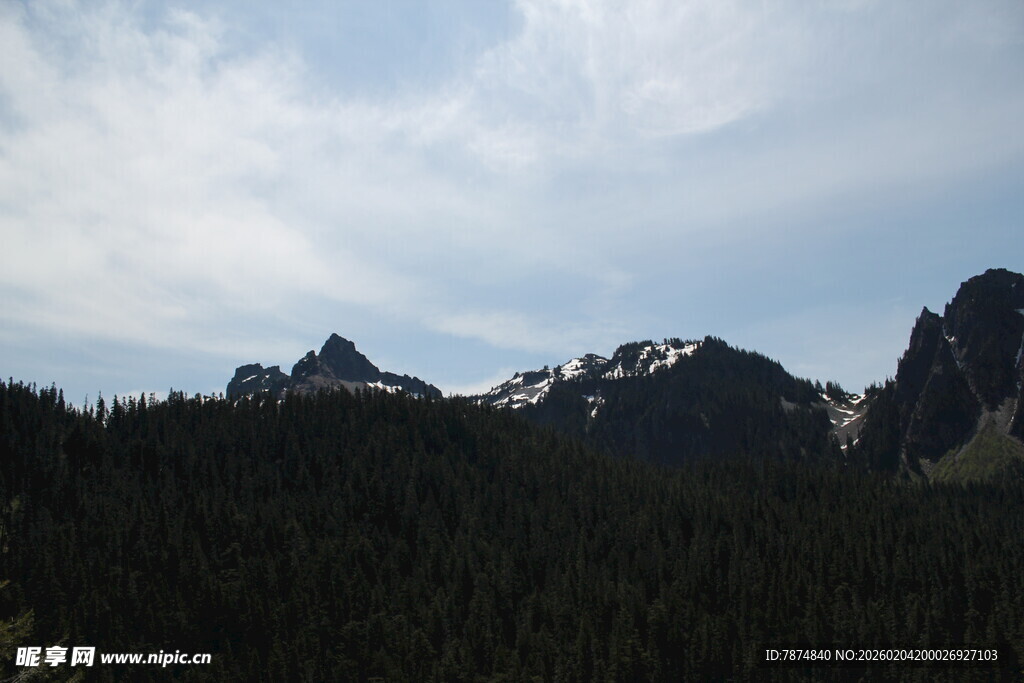 山峦森林间的天空景致