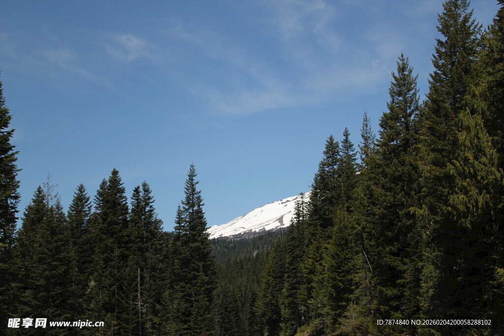 山林间的雪山远景