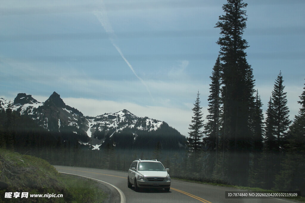 公路上行驶的汽车与美景