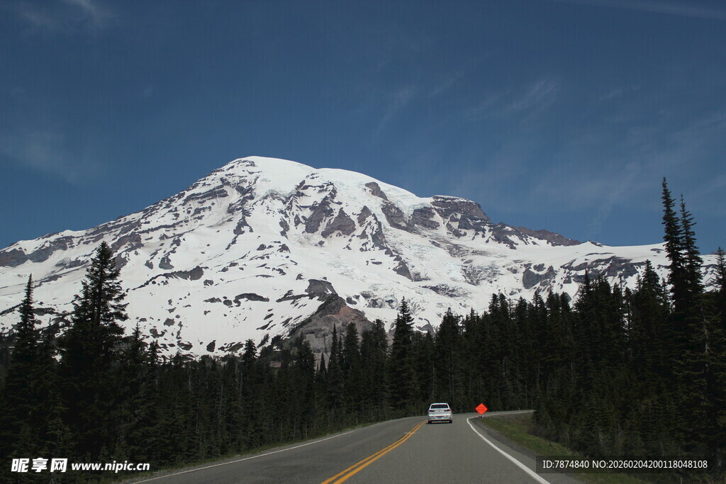 雪山下的公路美景