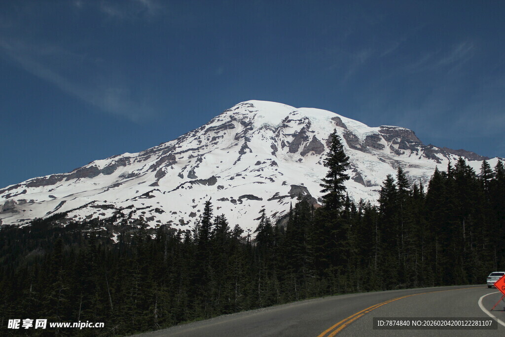 公路旁的雪山壮丽景致