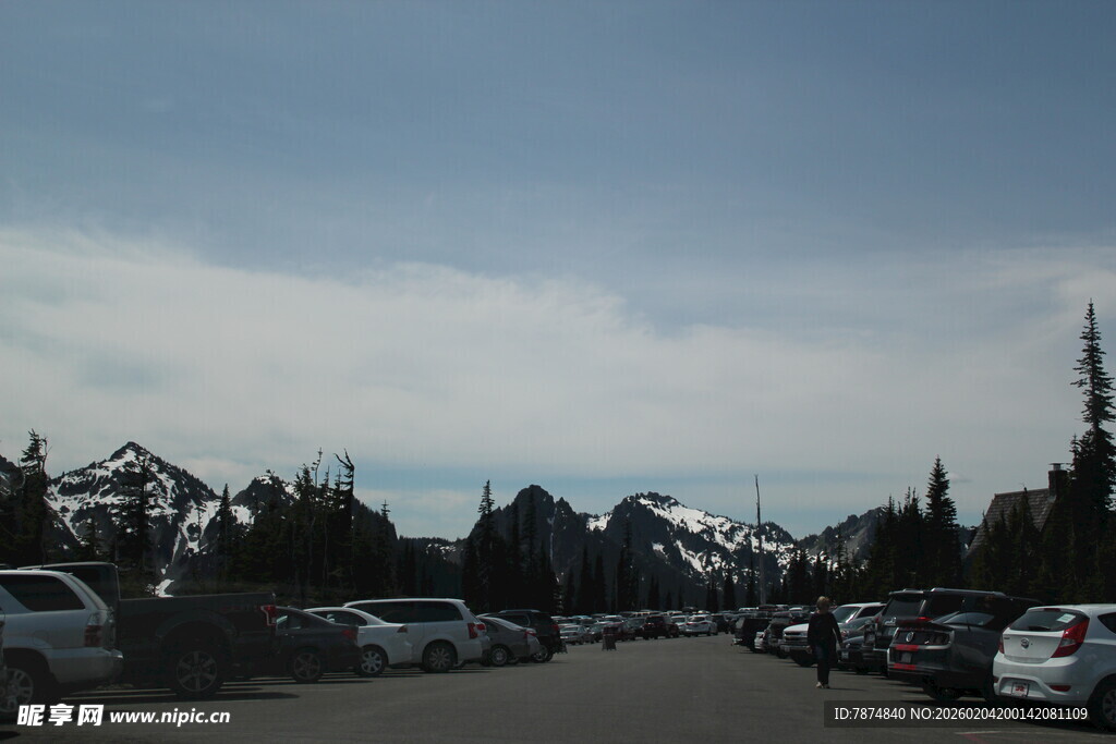 停车场远景与远处尖塔景观