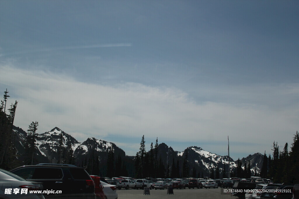 雪山下的停车场景象