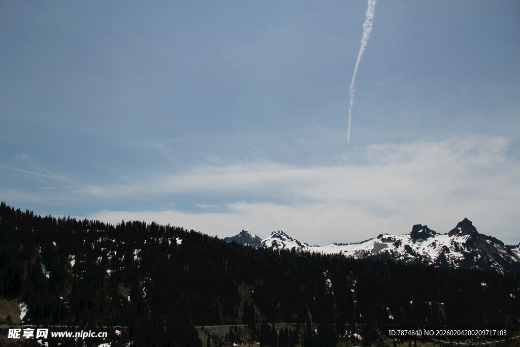 山间蓝天与飞机尾迹美景