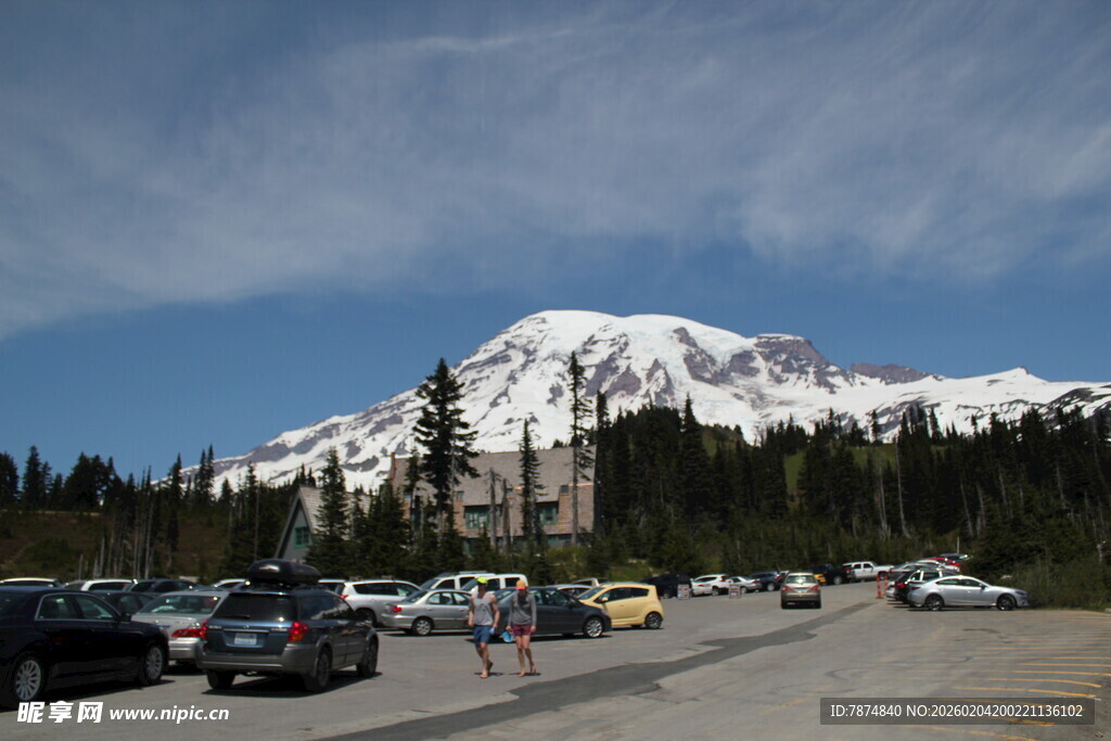 雪山下的停车场及行人